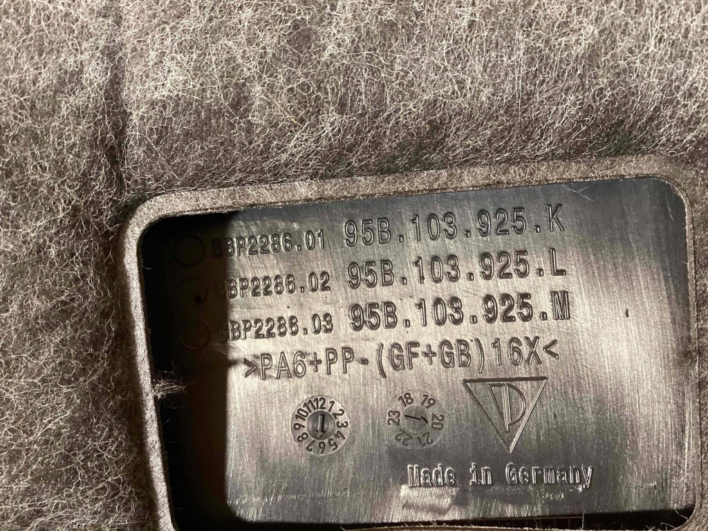 Porsche macan рестайлинг  накладка двигателя 2.9 v6 95b103925l Недорого