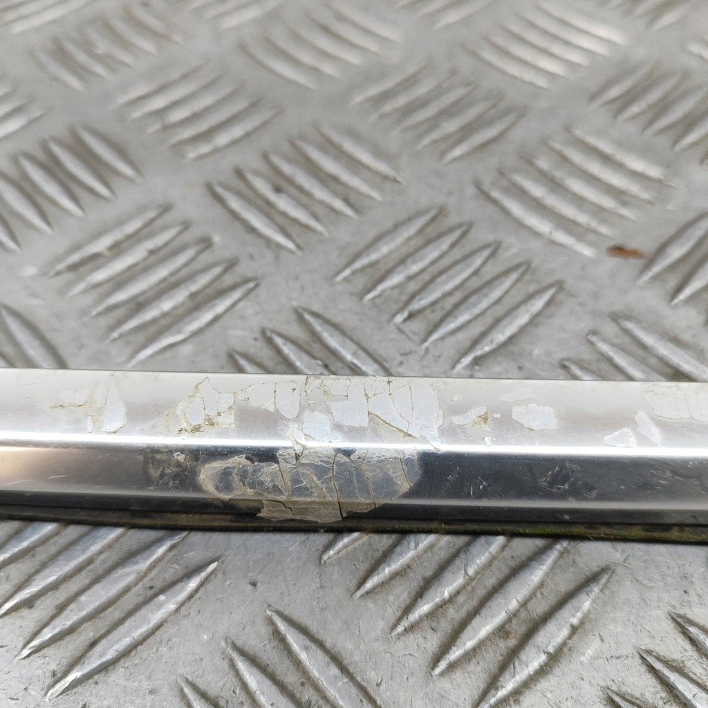 фото №8, Audi q4 sportback e-tron 2023 ліва сторона молдинг / прокладка скло двері