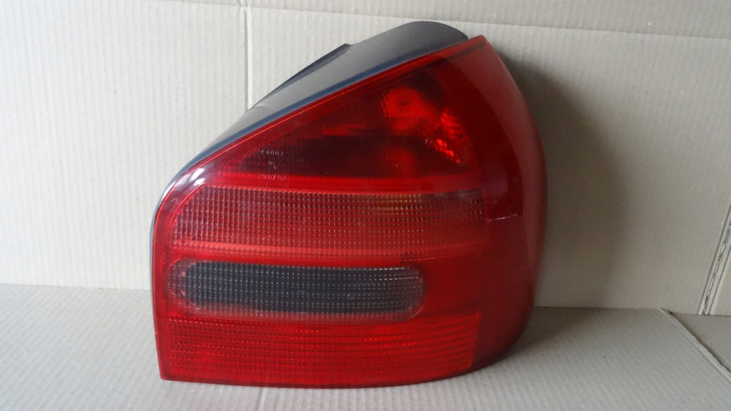 фото №1, Audi a3 8l лампа правий задня 3d 8l0945096