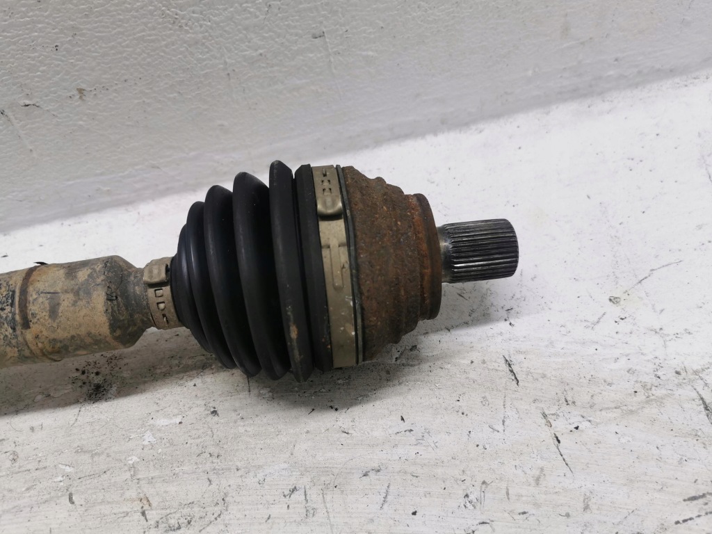 Приводной вал длинная правая skoda octavia 2 рестайлинг  1.4 tsi Оригинал