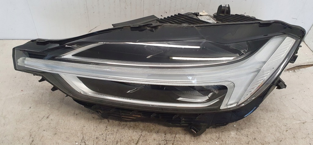 фото №1, Volvo xc60 ii 2 лампа перед ліва full led оригінал europa пошкоджена