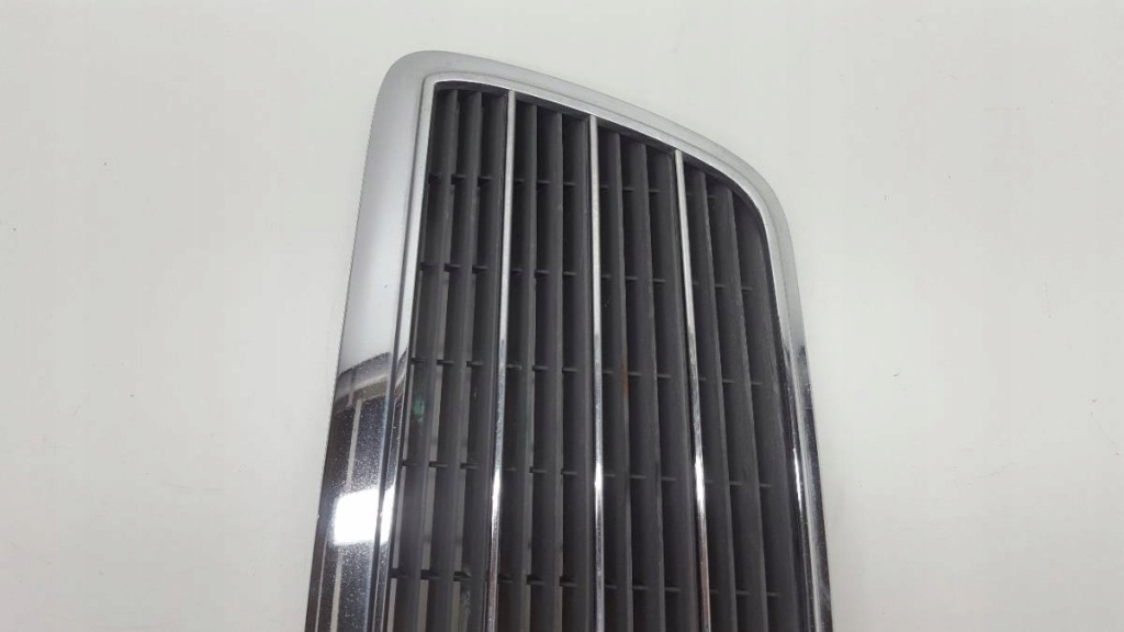 Решітка  передні  mercedes w210 2108800583 Зі Шроту