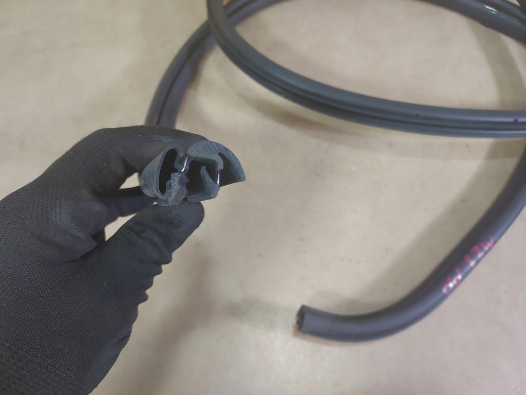 фото №4, Mazda 3 bk hb прокладка двері правий перед