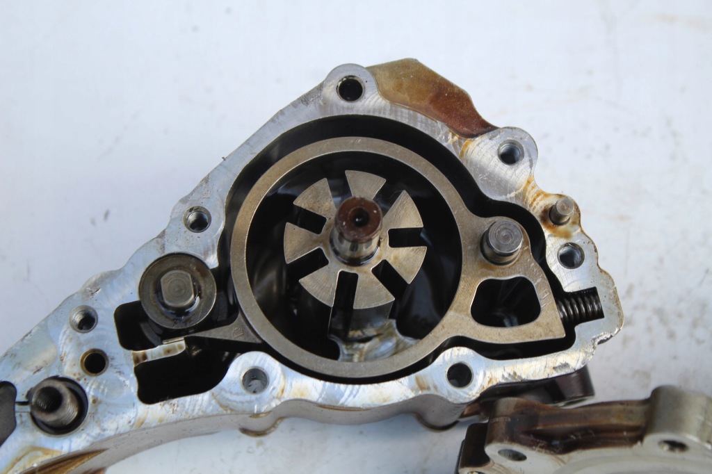 Насос оливи bmw n53b30 3.0b 7551004 Ціна