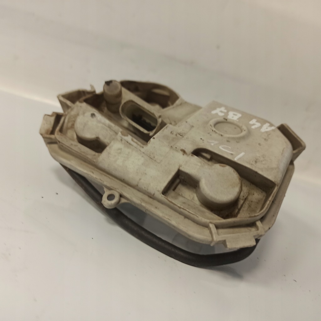 фото №7, Audi a4 b7 вкладыш лампы левый задняя 484061l