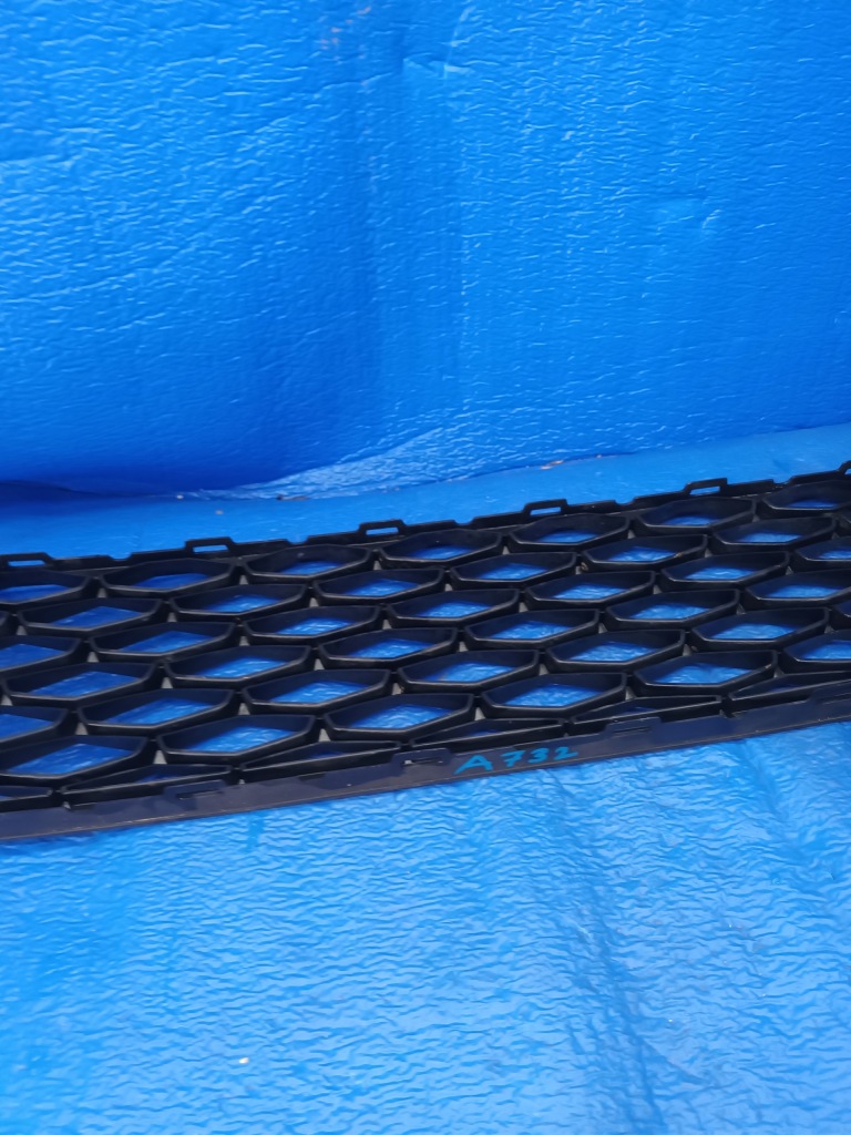 Решітка середня бампера перед leon 5f cupra 12-16 Недорого