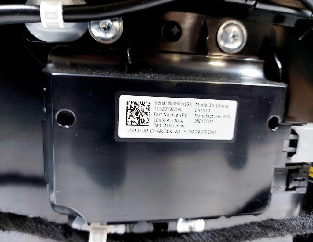 Tesla 3 tesla iii 19r. туннель средний подлокотник 1499043-00-a Цена