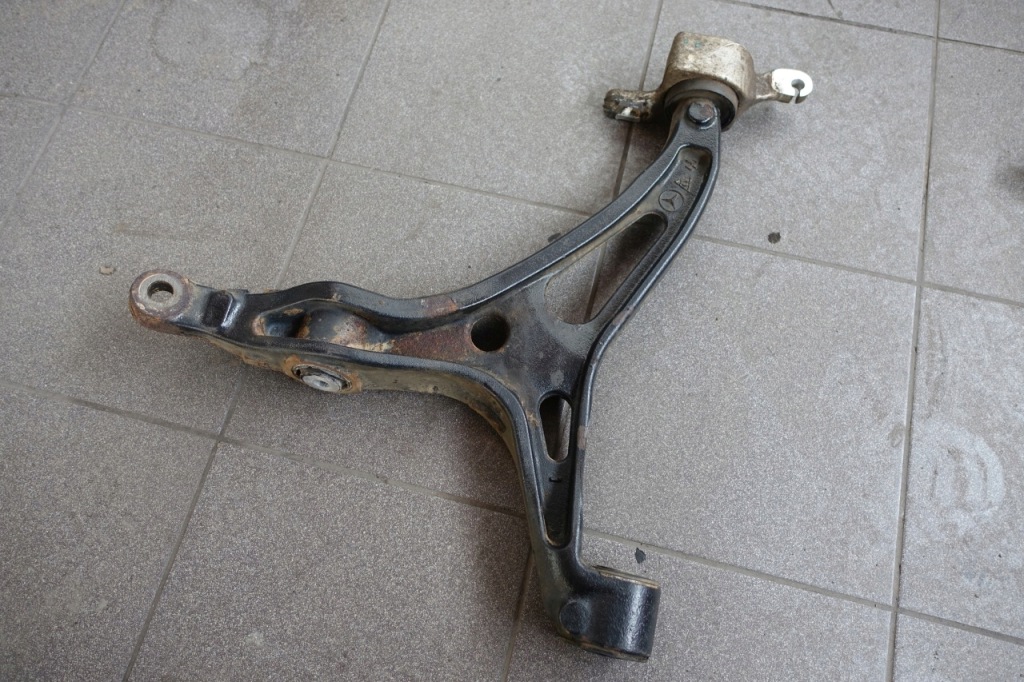 фото №1, Mercedes w251 r-klasa рычаг правый перед нижний