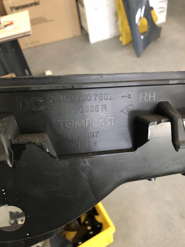 Twingo 3 smart накладка поріг правий a4536807602 в Україні