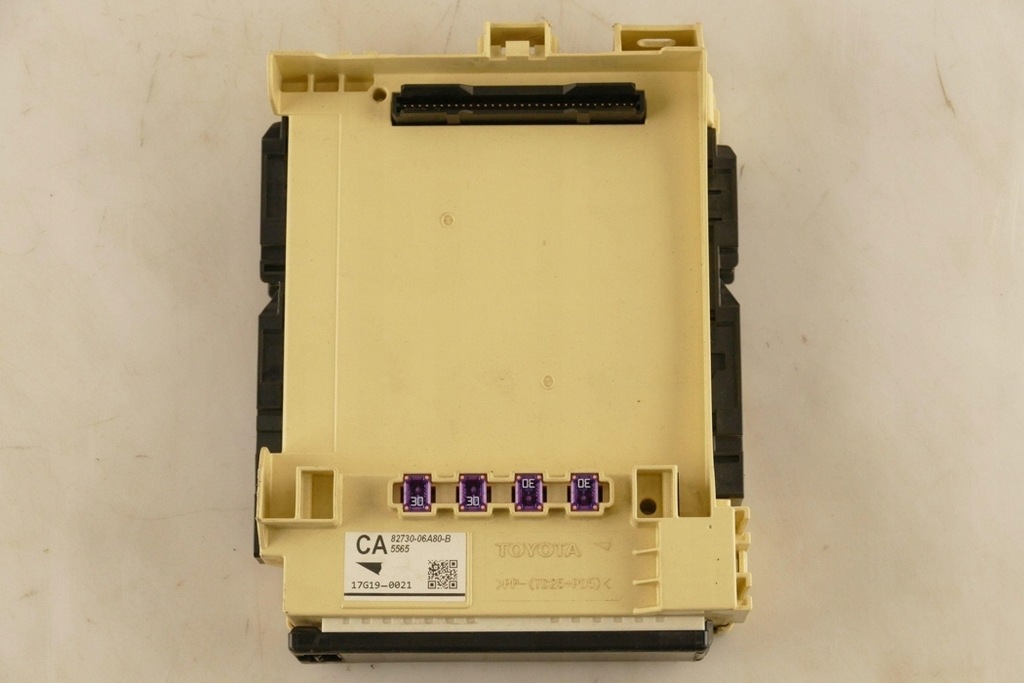 фото №5, Коробка запобіжників toyota camry _v7_ 8273006a80b 2.5l hybrid 129kw