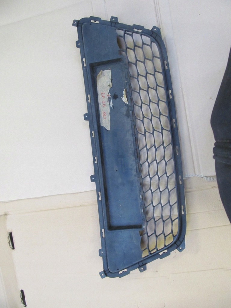 фото №8, Hyundai i30 07-12 решётка средняя бампера c308