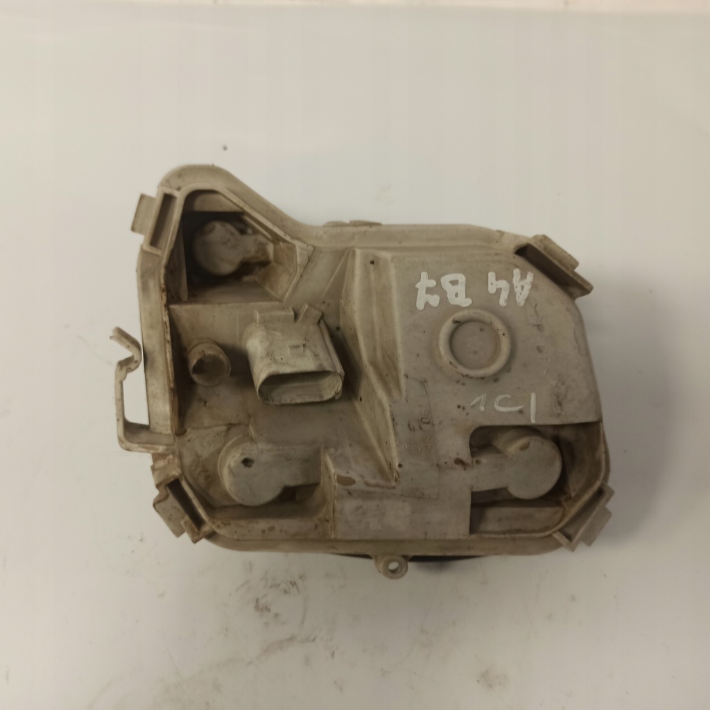 фото №1, Audi a4 b7 вкладыш лампы левый задняя 484061l