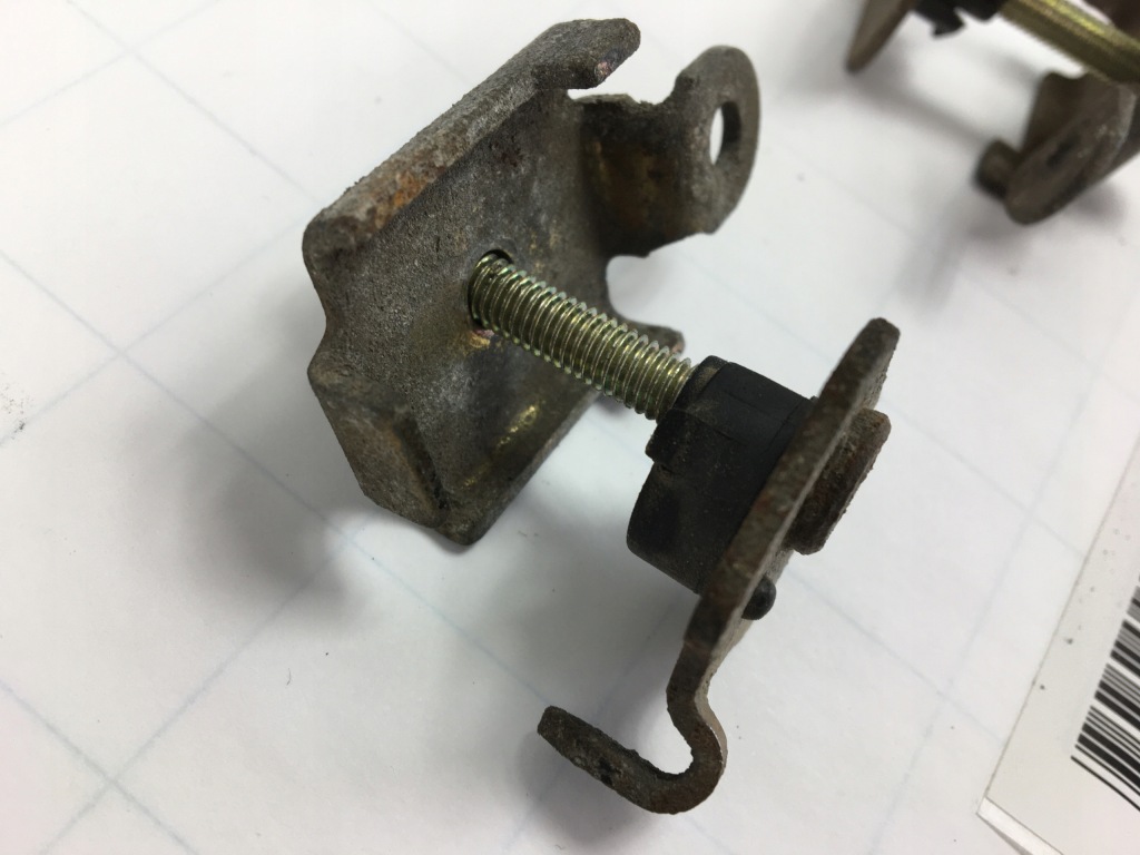 фото №8, Кронштейн датчиков przy wahaczu od подголовников 1295401144 w124 cabrio a124