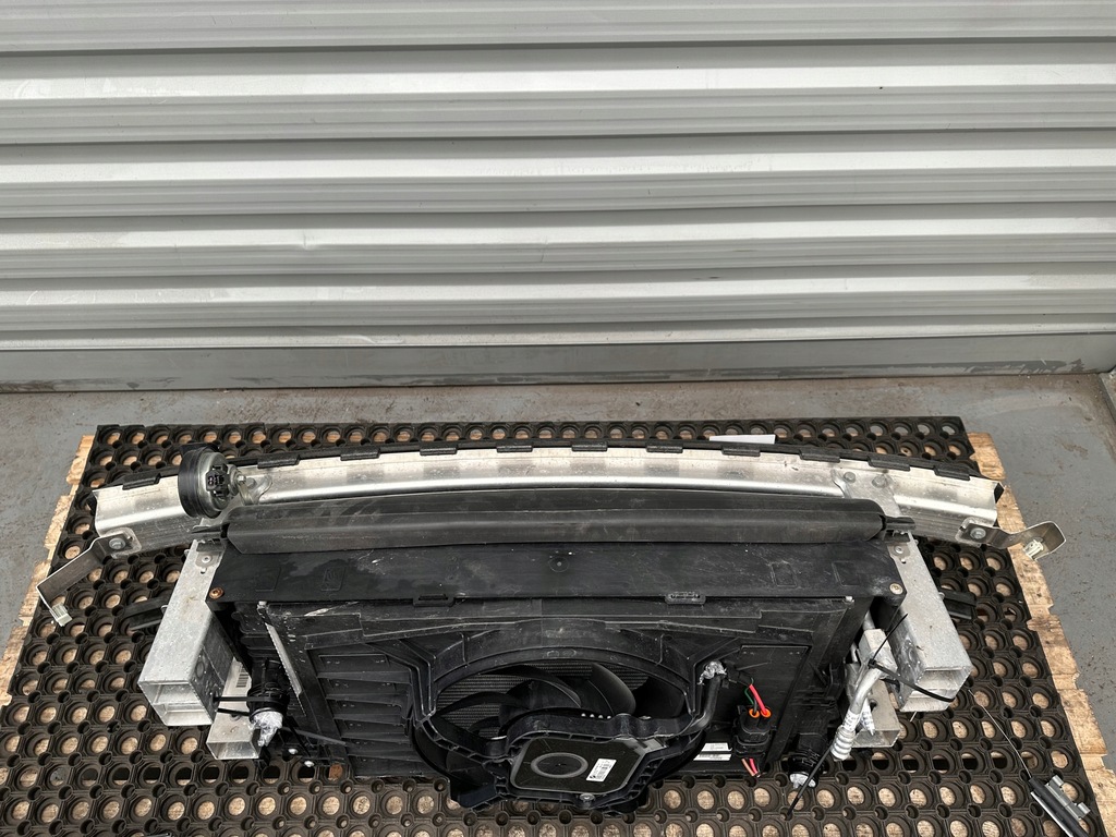 фото №13, Bmw i3 i01 перед капот бампер pas радіатор фари h7