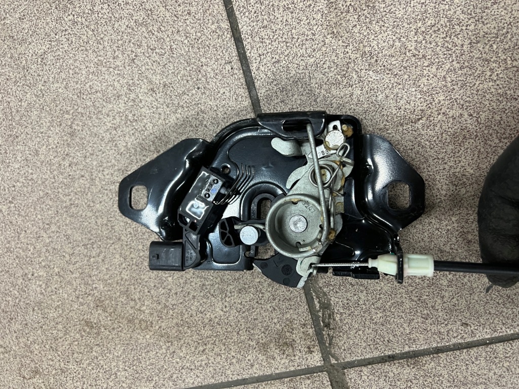Замок капот засувка tesla model 3 y 1500397-00-f оригінал Київ