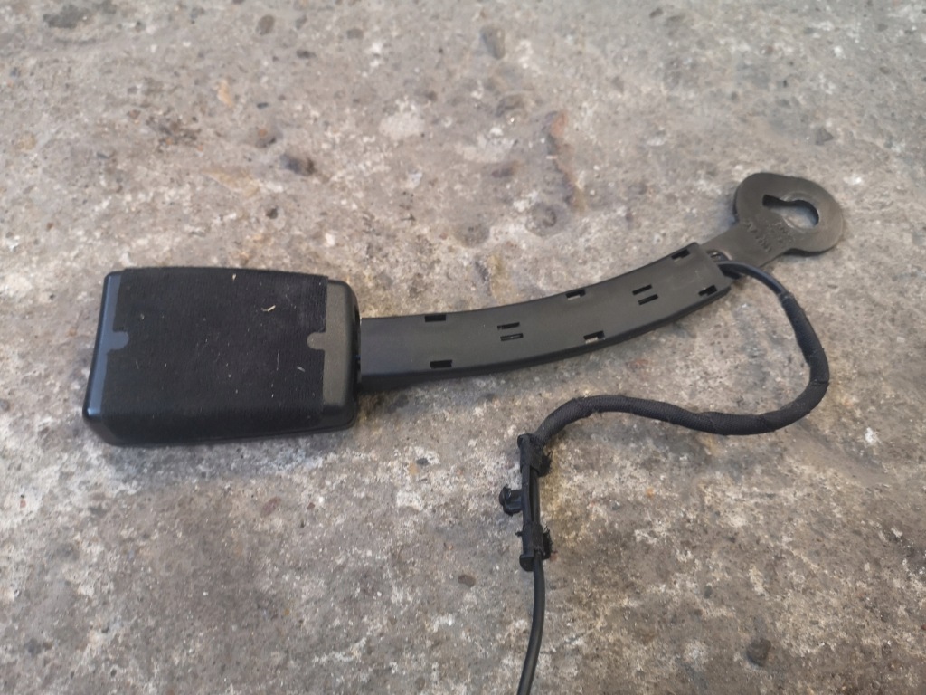 Audi a3 8v клипса замок поперечина правый  перед Доставка