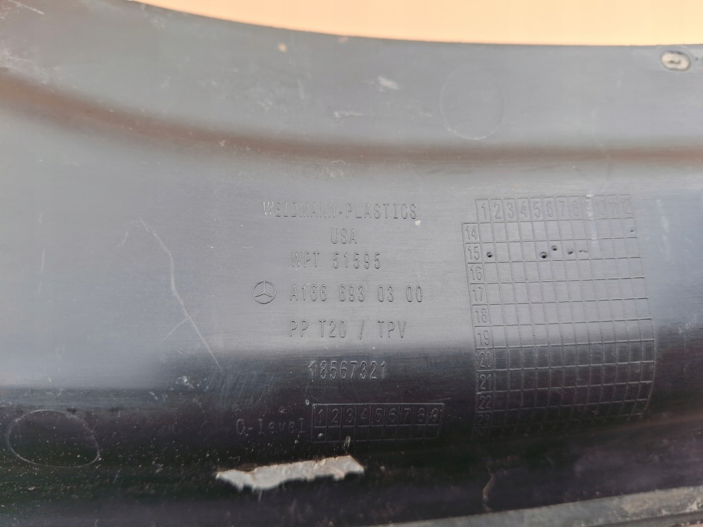 Купить Mercedes ml gl w166 накладка ниша багажника правый  a1666930300