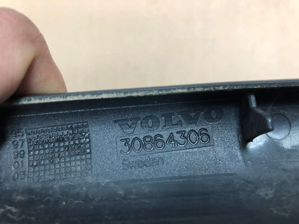 Задня права заглушка na рейлінг volvo v40 1995-2004 Доставка