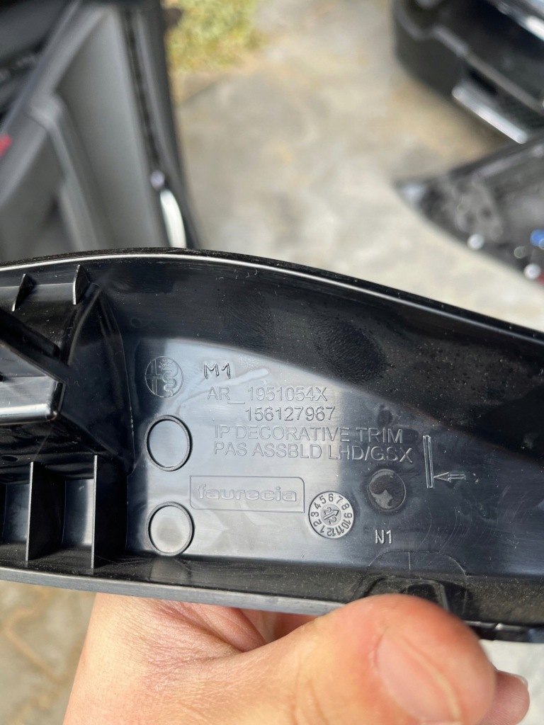 Alfa romeo stelvio молдинг консолі 156127967 в Україні