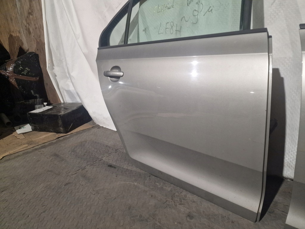Дверь задний  правое skoda rapid hb liftback lf8h Оригинал