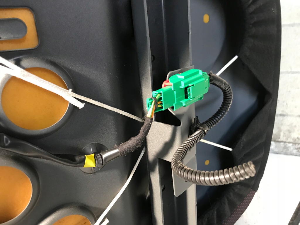 фото №11, Сиденье правый пассажира toyota aygo i 5d lift 08-12 красный образец europa