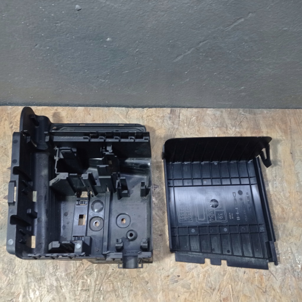 Корпус коробка предохранителей под сиденье opel meriva a 93363144, 93329251 в Украине