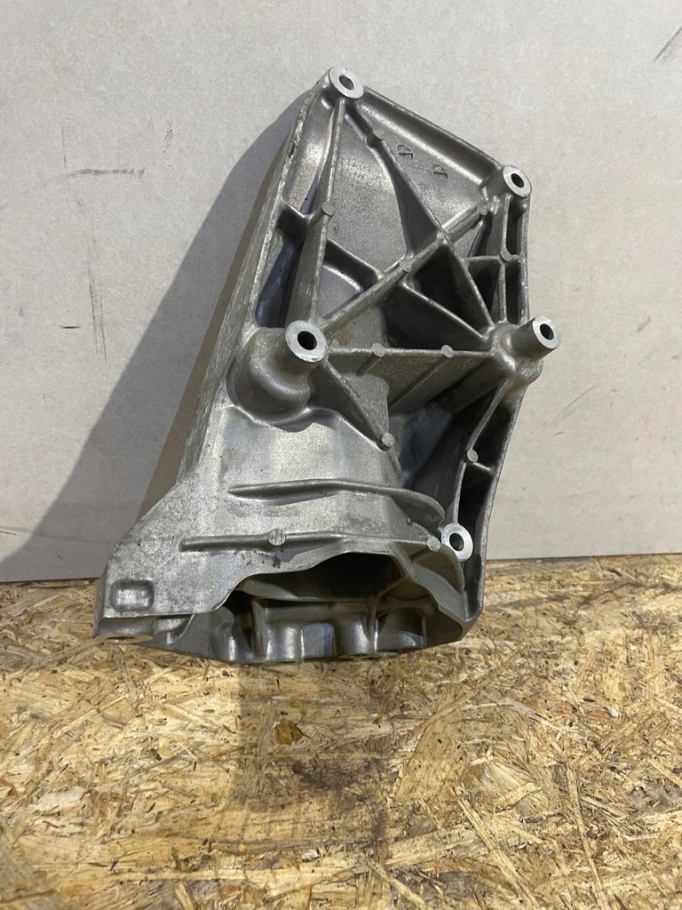 фото №3, Volvo xc40 кронштейн кронштейн 31460810