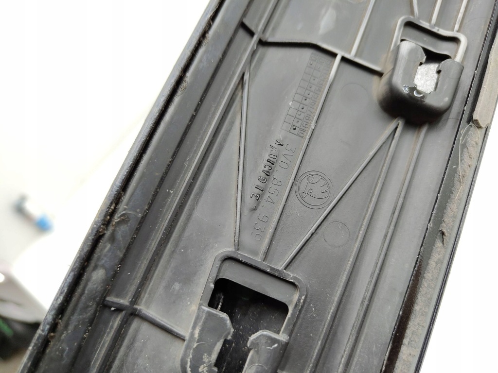 Skoda superb 3 молдинг дверь левый  перед передняя левая 3v0854939 Цена