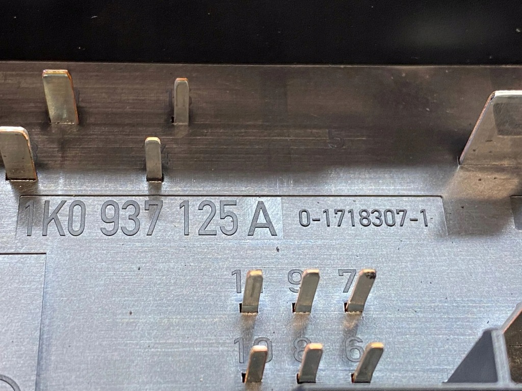 фото №7, Audi a3 s3 a3 sportback 8p 2006 рамка / модуль предохранителей