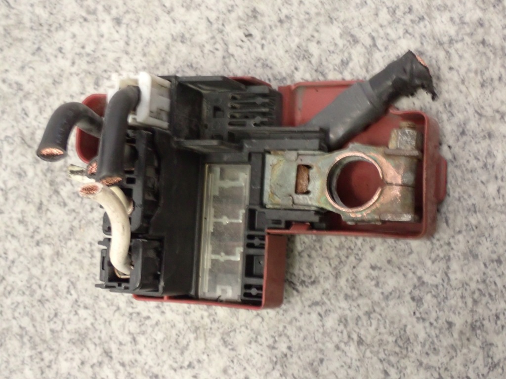 фото №4, Toyota yaris ii 1.4 d4d 06- клемма предохранители