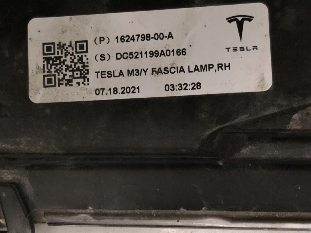 Купити Tesla 3 y протитуманна фара правий led drl 1624798-00-a