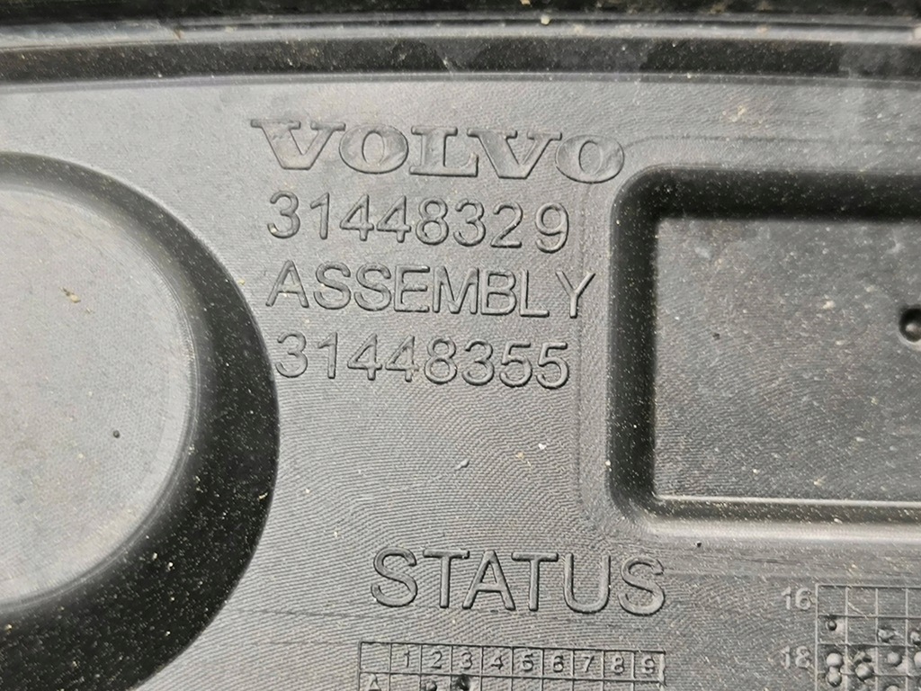 фото №9, Volvo xc40 2021 права сторона молдинг крила заднього