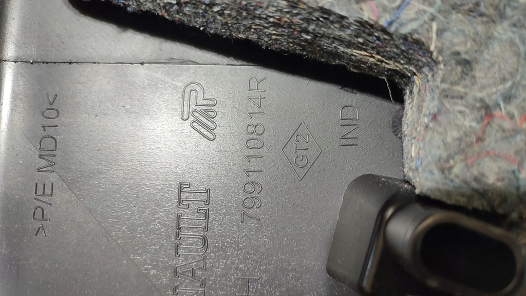 фото №6, Dacia duster i 16r 1.6b задня сторона права кронштейн шторка