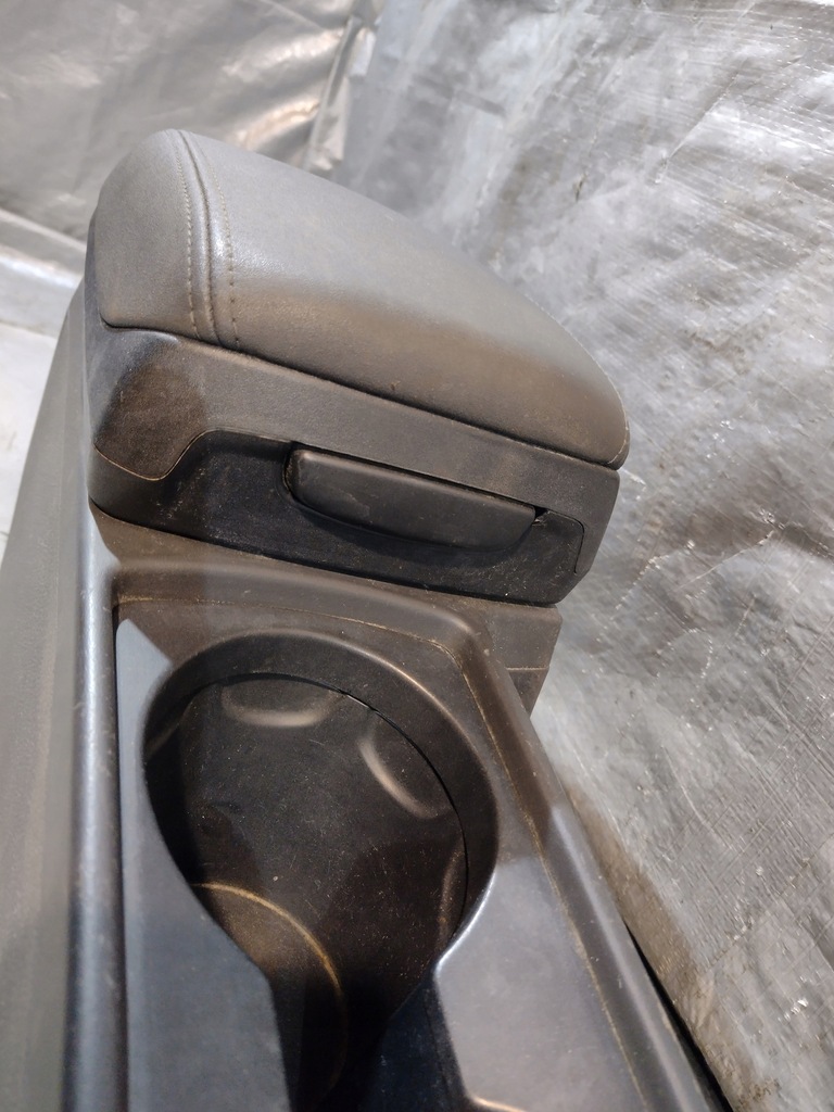 фото №13, Туннель средний подлокотник оригинальный номер 8687408 volvo v50 05r.