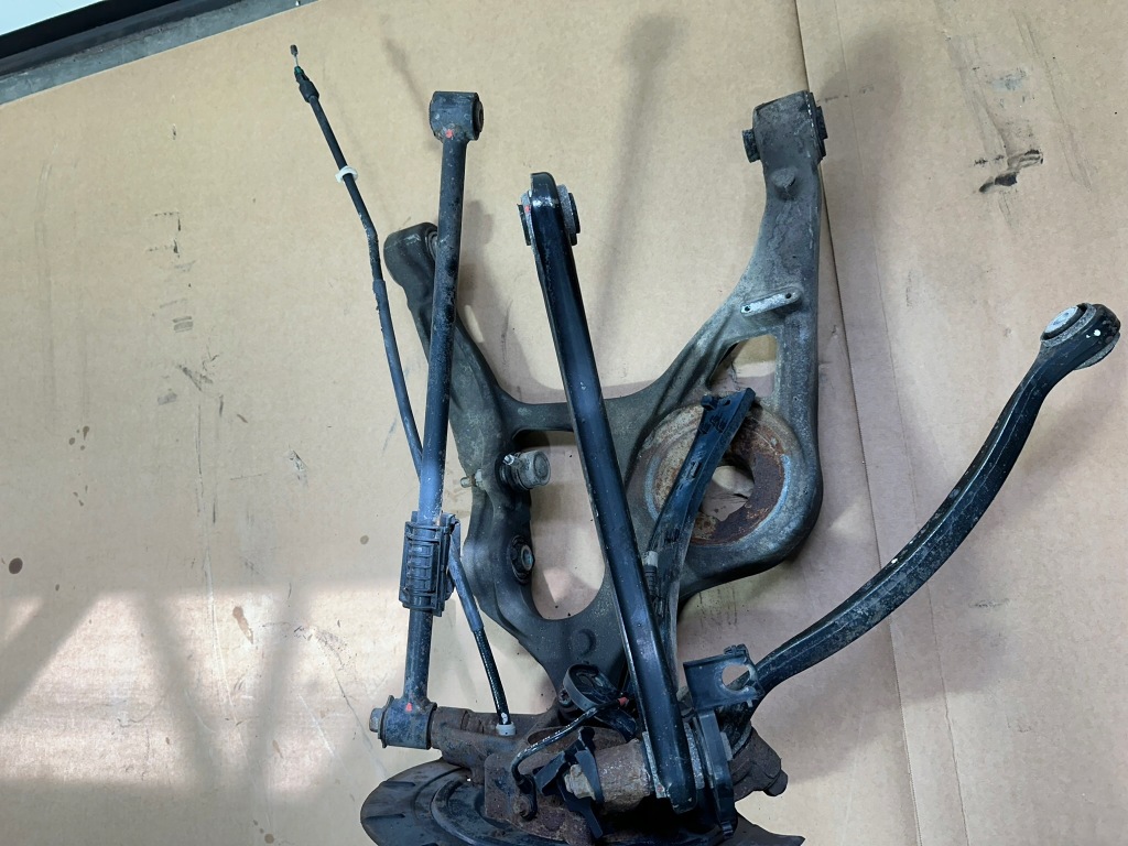 Поворотный кулак правый задний , правая задняя, рычаг, ступица mercedes ml w164 6.3 amg Оригинал