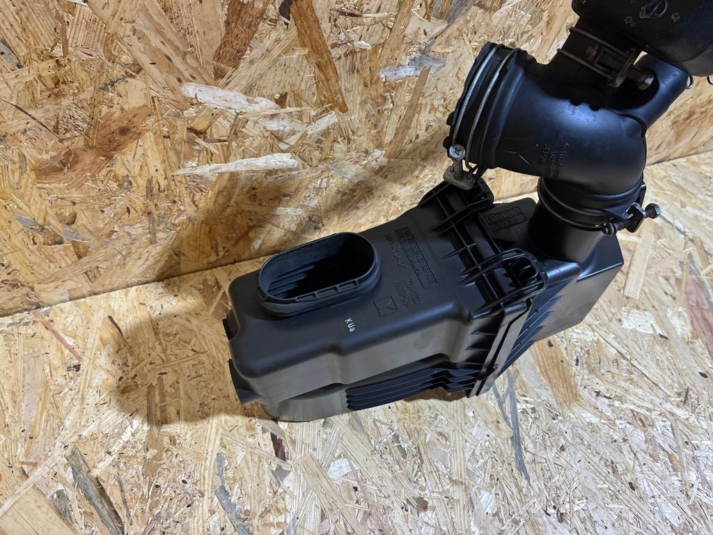 Купити Корпус фільтра повітря toyota prius iv 15- 1.8h 17701-37230 17893-37130