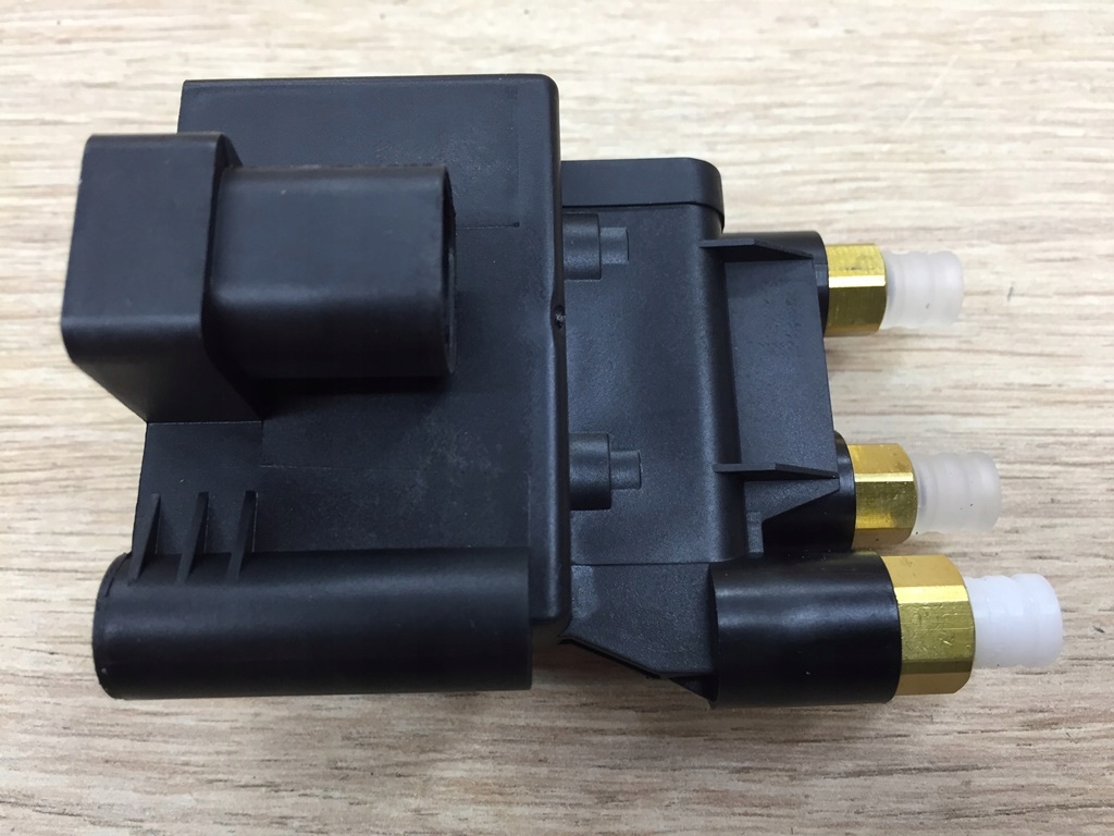 фото №3, Клапан розподільник airmatic do r w251 v251 clk w209 sprinter 3.5-t bus w906