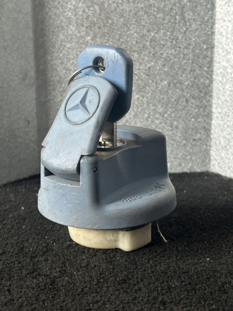 Купити Кришка бака adblue mercedes actros mp4 a0004704405