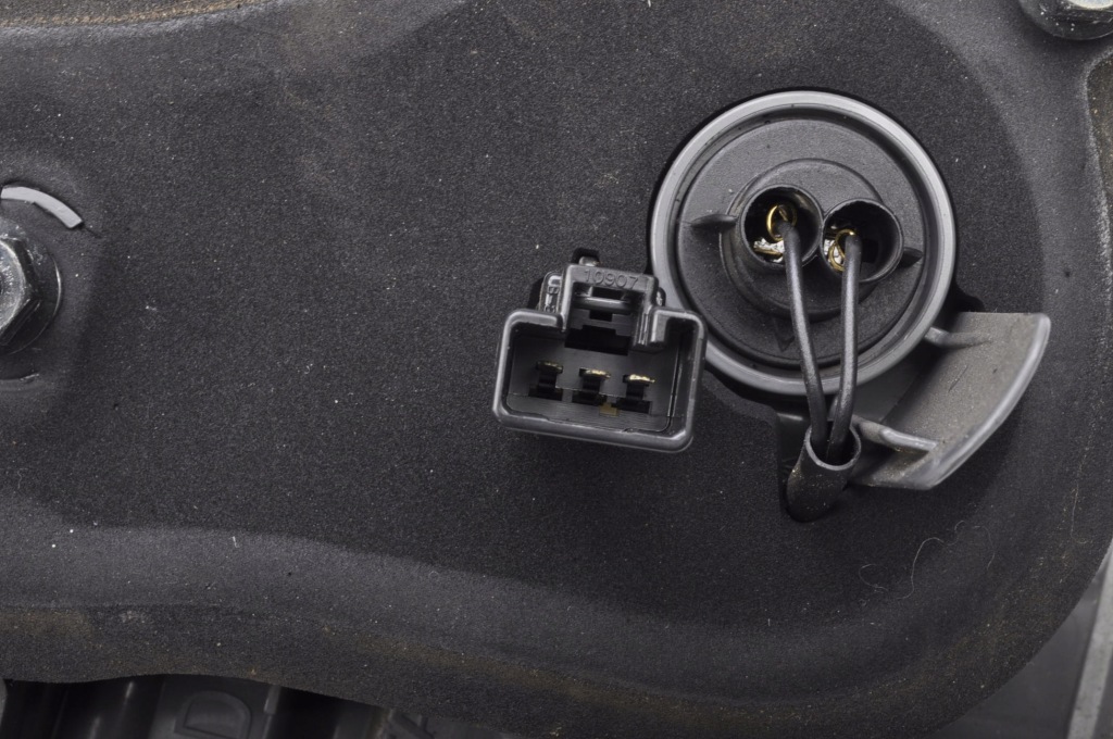 фото №3, Toyota avensis t27 лампа правая задняя w крышка