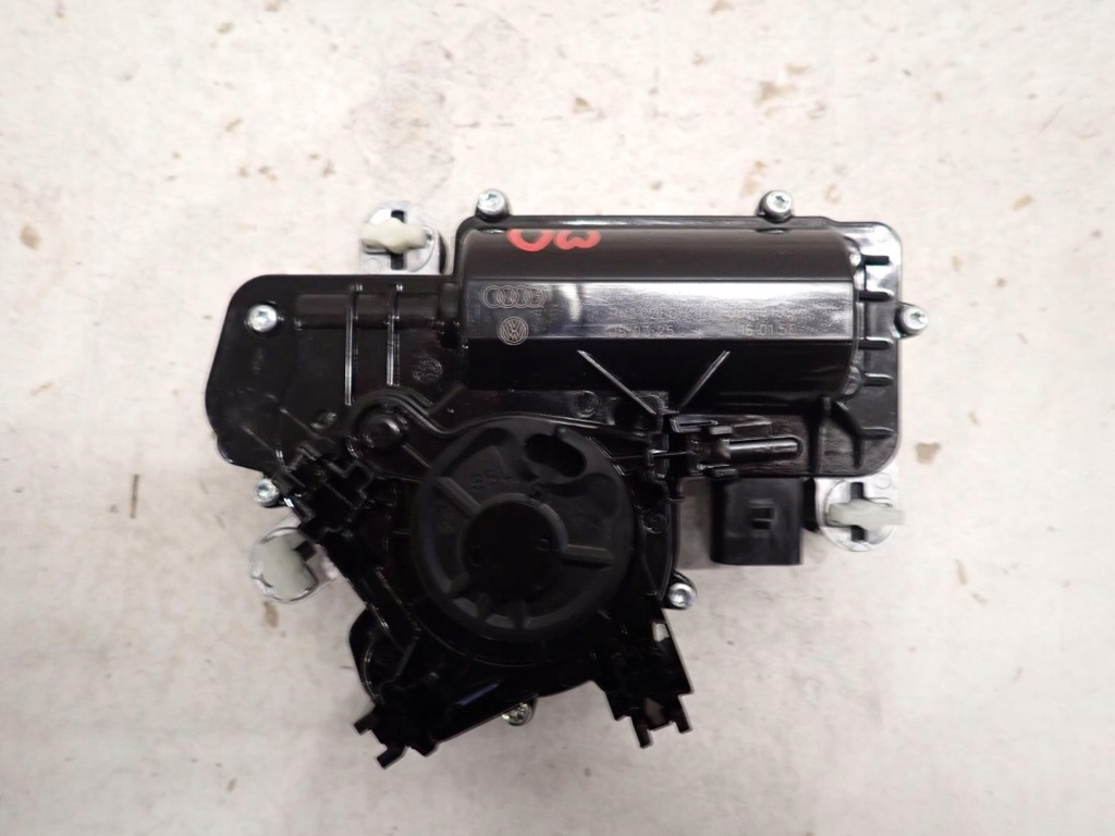 фото №1, Двигатель доводчик крышки vw passat b8 3g0827887c