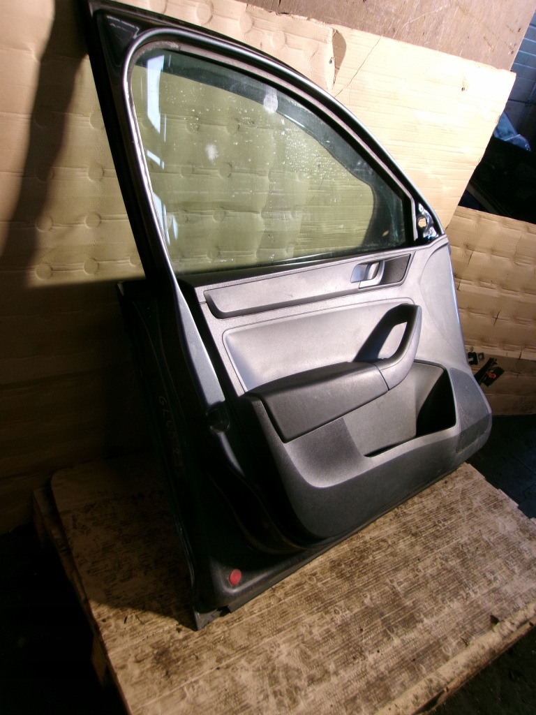 Двері ліва перед skoda rapid 2015r 1.2tsi седан Доставка