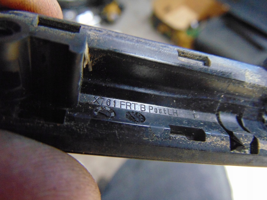 фото №10, Молдинг боковая уплотнитель jaguar f-pace hk83