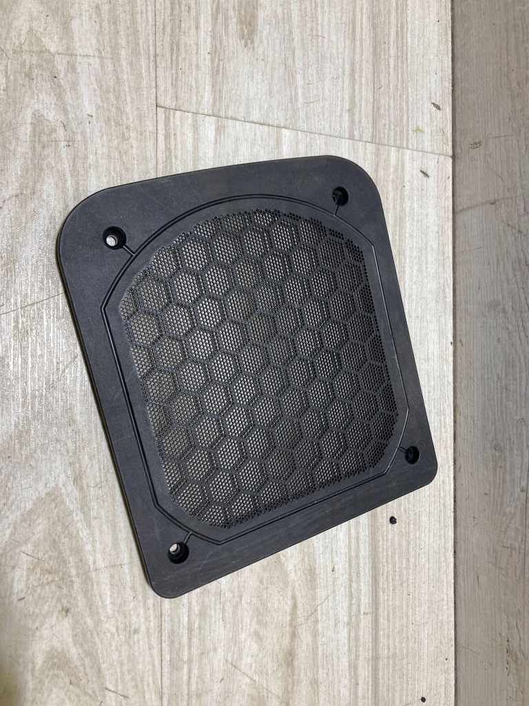 фото №1, Bmw 2 f46 2016 накладка динаміка низькочастотний 9265334