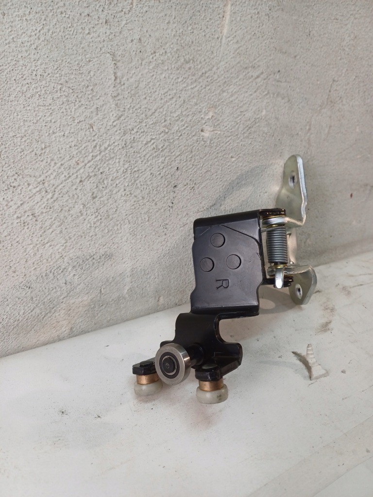 фото №7, Кронштейн направляющая роликовая дверь раздвижных правый bok nissan nv200 09-