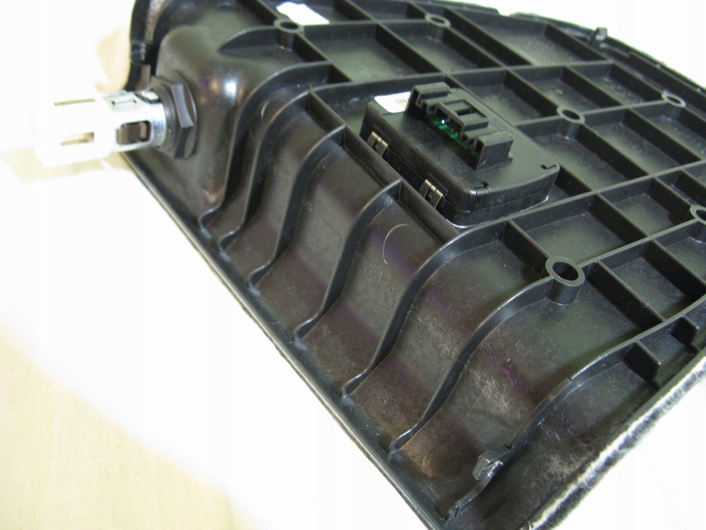 фото №7, Audi q7 заглушка багажника правая, кнопка 4l0010565.