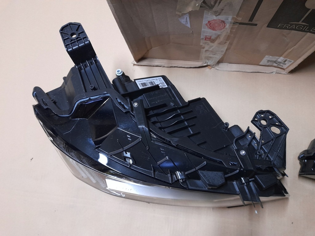 Фара левая + правая с led peugeot 508 2 оригинал . eur новая Доставка