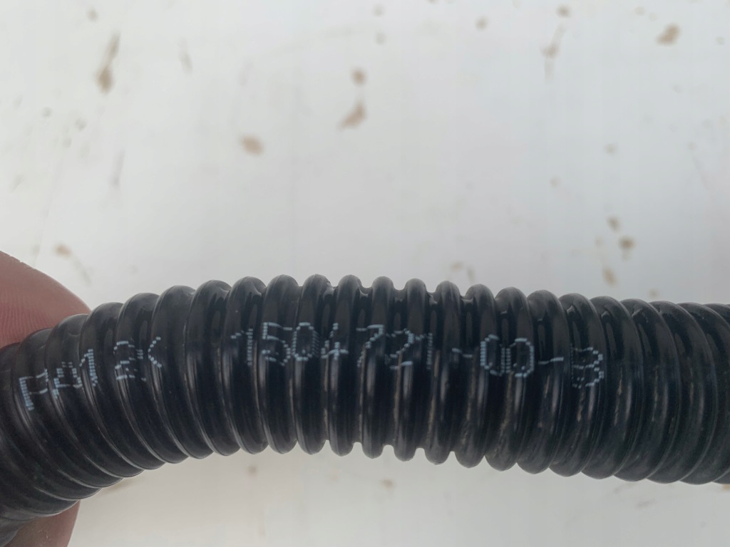 Tesla model y 3 рестайлинг  шланг пабтрубок  радиатора трубка воды 1504721-00-b оригинал Недорого