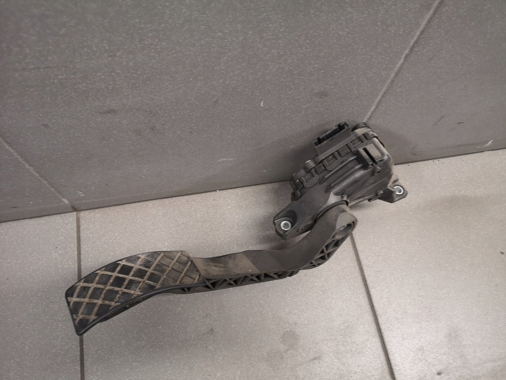 фото №4, Датчик положения газа audi a6 c5 2.5 tdi eu 8d1723523m