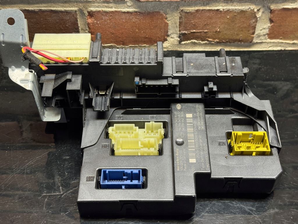 Купити Mercedes w204 модуль sam 2045451869