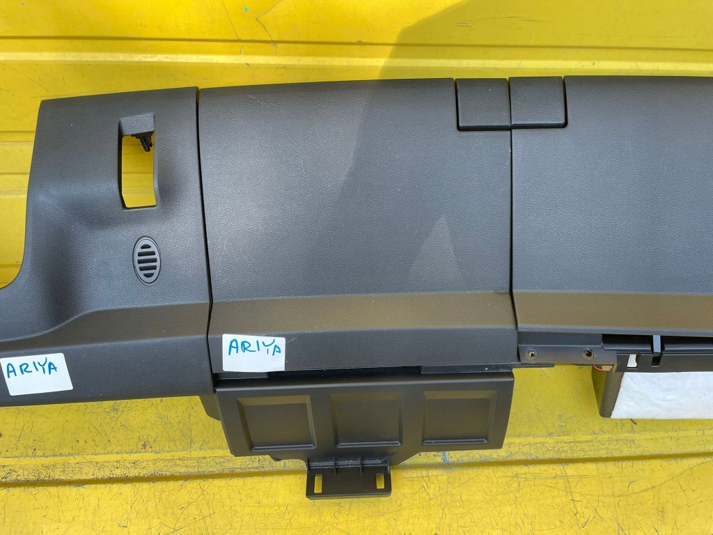 фото №4, Nissan ariya консоль dół